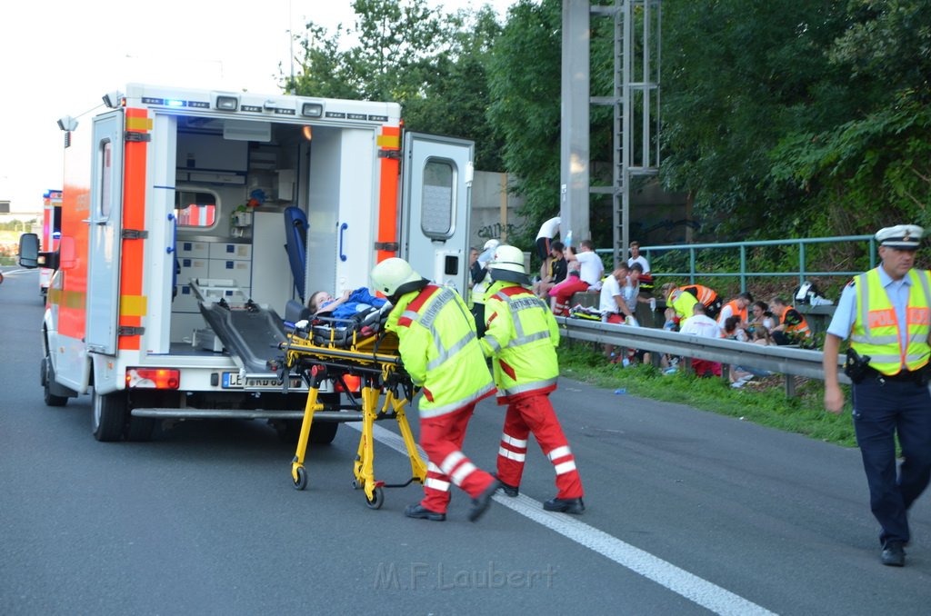 Einsatz BF Koeln Klimaanlage Reisebus defekt A 3 Rich Koeln hoehe Leverkusen P052.JPG